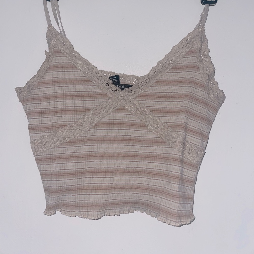 SUPER CUTE forever 21 top! It’s a large crop top perfect for summer days.